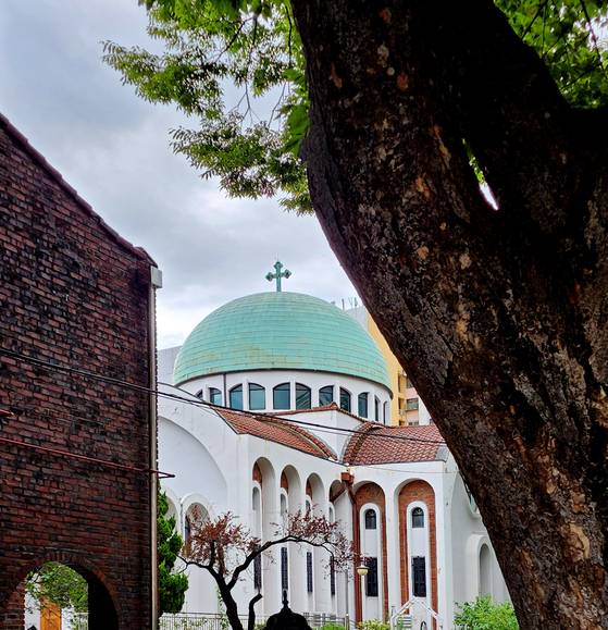 서울 아현동에 있는 동방 정교회 소속인 성 니콜라스 대성당. 오래된 나무가 중정에 그늘을 드리운다. [사진 조성익]