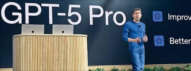 샘 올트먼 오픈AI 최고경영자(CEO)는 지난 6일 ﻿연례 개발자 콘퍼런스﻿에서 ﻿“챗GPT 주간 활성이용자가 8억 명을 돌파했다”고 발표했다.   AFP연합뉴스