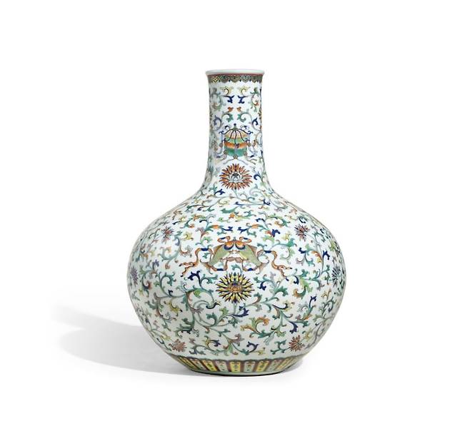 오카다미술관 소장품인 청 건륭제 시기 청화투채·분채금채 팔길상문 천구병, 18세기. /소더비 홈페이지