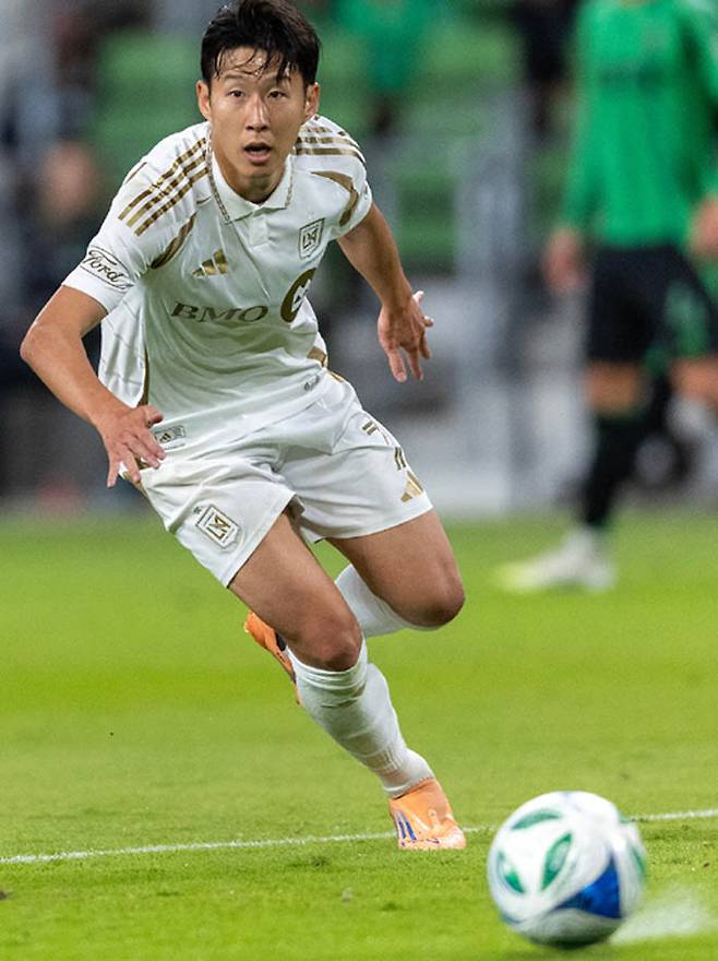 막을 수가 없다 LAFC의 손흥민이 3일 미국 텍사스주 오스틴의 Q2 스타디움에서 열린 2025 MLS컵 플레이오프(PO) 서부 1라운드 오스틴FC와의 2차전에서 드리블 돌파를 시도하고 있다. 오스틴 | AP연합뉴스