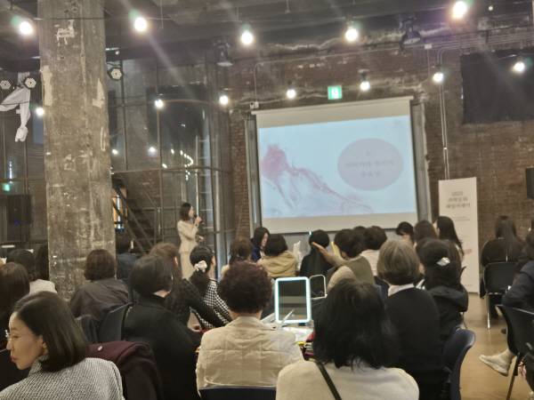 3일 부산 중구 중앙동 복합문화공간 노티스에서 이미지와 색의 과학을 전달하는 특별강연이 진행되고 있다. 부산과학기술협의회 제공