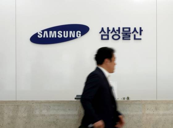 The Samsung logo is seen at Samsung C&T's construction and engineering division office in Seongnam, Gyeonggi, on Oct. 18, 2017. [YONHAP]