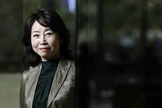 Kwak Keum-joo, professor emeritus of psychology at Seoul National University, analyzes the “Young 40” phenomenon as a reflection of middle-aged anxiety and generational conflict in an interview with the JoongAng Ilbo in Mapo District, western Seoul, on Oct. 14. [KIM KYUNG-ROK]