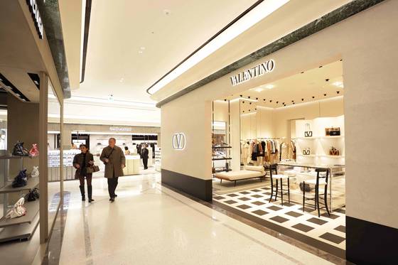 Visitors look at luxury goods at Shinsegae Department Store in Myeong-dong, central Seoul, on March 13 in this file photo unrelated to the story. [YONHAP]
