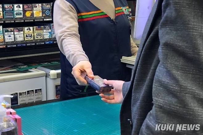 한 시민이 편의점에서 담배를 구입하고 있다. 박효상 기자