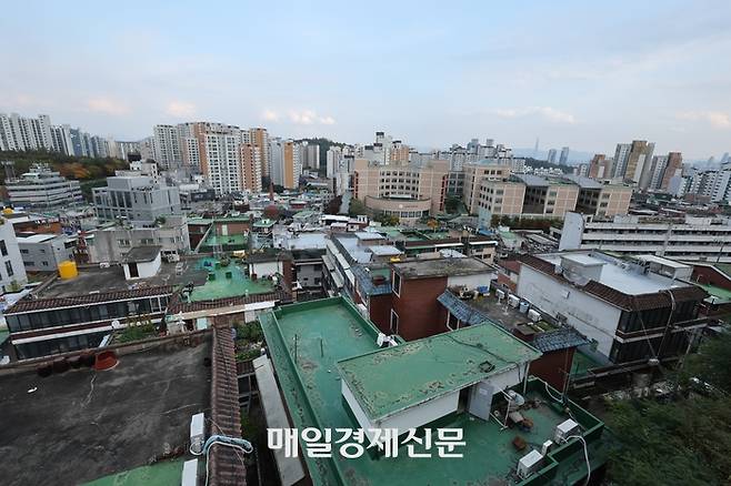 10·15 대책 이후 재건축 아파트 투자가 까다로워지자 재개발 빌라로 수요가 몰리고 있다. 사진은 웃돈 10억원 가량이 붙은 서울 성동구 금호21구역의 모습. 김재훈 기자