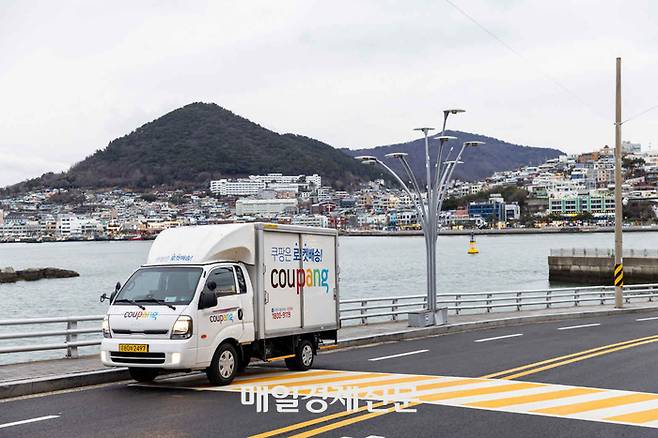 배송중인 쿠팡 배송차량