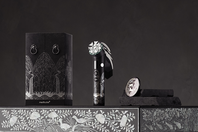 에이피알은 ‘2025년 아시아태평양경제협력체(APEC) 정상회의’에서 각국 정상 배우자에게 자사의 홈 뷰티 디바이스 ‘메디큐브 에이지알(AGE-R) 부스터 프로 일월오봉도 에디션’을 기념품으로 선물했다고 3일 밝혔다. [에이피알 제공]