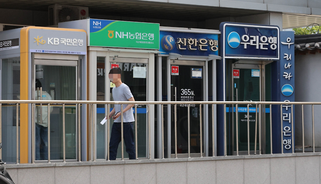 경리단길 ATM기 앞으로 한 시민이 지나가고 있다. [이충우 기자]