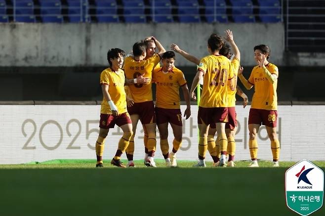 프리드욘슨의 득점을 축하해 주고 있는 광주 FC 선수들. 사진=한국프로축구연맹