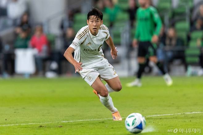 [오스틴=AP/뉴시스] LA FC의 손흥민이 2일(현지 시간) 미 텍사스주 오스틴의 Q2 스타디움에서 열린 2025 MLS 서부 콘퍼런스 플레이오프 1라운드(PO) 2차전 오스틴 FC와 후반 경기 중 공을 다루고 있다. 손흥민은 전반 21분 드니 부앙가의 도움으로 선제골, 24분에는 부앙가의 골에 도움을 기록했다. LA FC는 4-1로 승리하고 PO 2라운드에 올라 밴쿠버 화이트캡스와 단판 승부를 겨룬다. 2025.11.03. /사진=민경찬