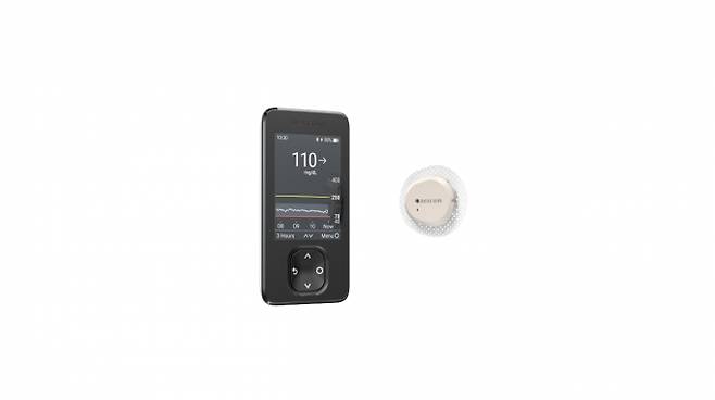 수능 시험장에서 사용 가능한 CGM '덱스콤 G7'. 리시버(왼쪽)와 피부에 부착하는 센서(오른쪽)로 구성되어 있다. /사진=덱스콤