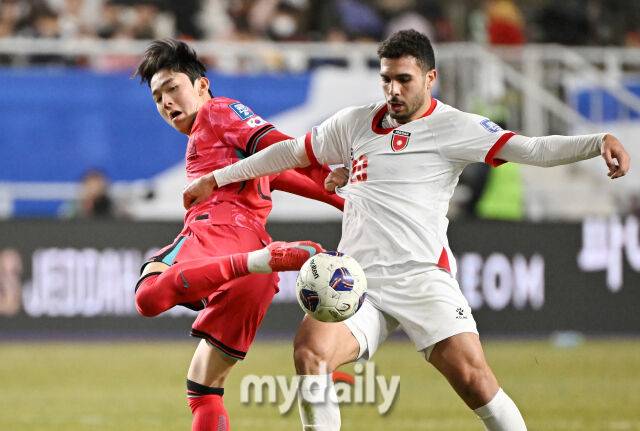 양민혁이 25일 오후 경기도 수원시 수원월드컵경기장에서 열린 '2026 북중미 월드컵 아시아지역 3차예선 B조 8차전' 대한민국과 요르단의 경기에서 몸싸움을 벌이고 있다./마이데일리 DB