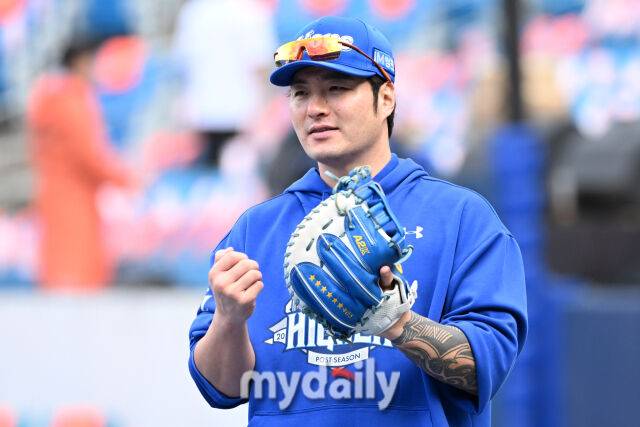 22일 대구 삼성라이온즈파크에서 열린 '2025 신한 SOL BANK KBO 포스트 시즌' 삼성 라이온즈와 한화 이글스 플레오이프(PO) 4차전 경기. 삼성 박병호가 경기 전 훈련을 하고 있다./마이데일리