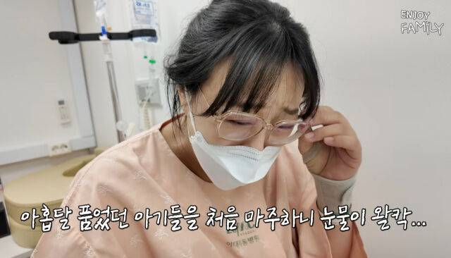 임라라가 쌍둥이와 처음 인사를 나누고 있다. / 유튜브 '엔조이커플enjoycouple' 화면 캡처