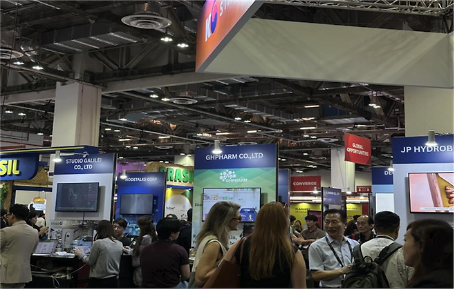 지난달 29일부터 31일까지 싱가포르에서 열린 신생기업 전시회인 ‘스위치(SWITCH) 2025’에 부산기업 7개사가 대표단으로 참가했다. [부산시 제공]