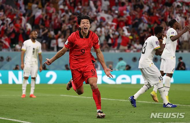 [알라이얀(카타르)=뉴시스] 조성우 기자 = 28일(현지시간) 카타르 알라이얀 에듀케이션 시티 스타디움에서 열린 2022 카타르 월드컵 H조 2차전 대한민국과 가나의 경기, 조규성이 동점골을 넣고 세리머니를 하고 있다.  2022.11.28. xconfind@newsis.com