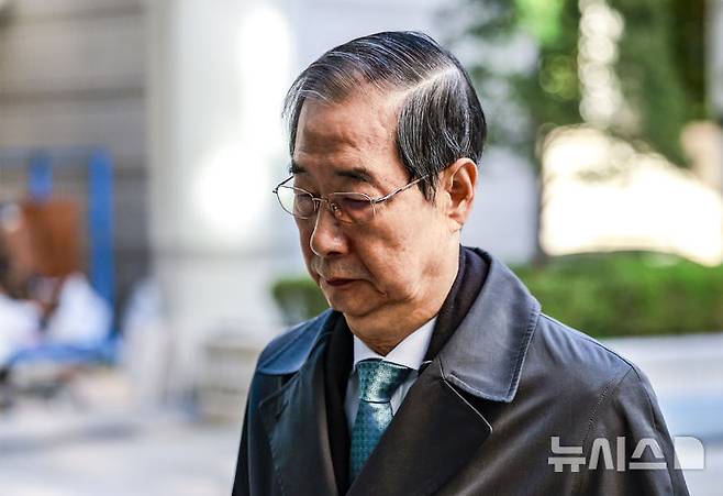 [서울=뉴시스] 정병혁 기자 = 한덕수 전 국무총리가3일 서울 서초구 서울중앙지방법원에서 열린 '내란방조·위증 등 혐의' 관련 5차 공판에 출석하고 있다. 2025.11.03. jhope@newsis.com