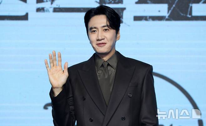 [서울=뉴시스] 김혜진 기자 = 배우 이광수가 3일 오전 서울 영등포구 콘래드 서울에서 열린 디즈니 플러스 오리지널 '조각도시' 제작발표회에서 포즈를 취하고 있다. 2025.11.03. jini@newsis.com