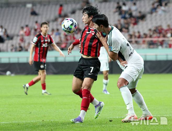 [서울=뉴시스] 이영환 기자 = 지난 7월2일 오후 서울 마포구 서울월드컵경기장에서 열린 2025 하나은행 코리아컵 8강 전북 현대 모터스와 FC 서울의 경기 전반전, FC 서울 정승원과 전북 현대 연제운이 볼다툼을 하고 있다. 2025.07.02. 20hwan@newsis.com