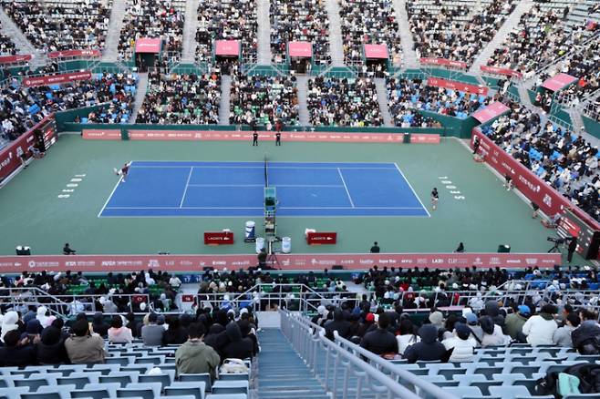 '2025 유진투자증권 서울 오픈 국제 남자 챌린저 테니스 대회' 단식 결승이 열린 2일 서울 올림픽공원 테니스장에 약 8000명의 관중이 운집한 모습. 대회 조직위원회