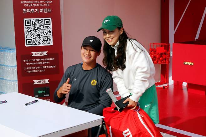 팬 사인회에 나선 권순우와 동호인이 기념 촬영한 모습. 대회 조직위