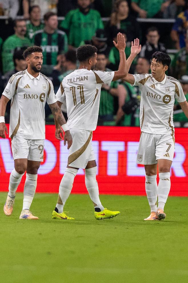 손흥민(오른쪽)과 드니 부앙가(왼쪽), 티모시 틸먼. 연합뉴스