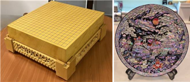 대통령실은 이재명 대통령이 지난 1일 시진핑 중국 국가주석에게 선물한 '본비자 바둑판(사진 왼쪽)'과 '나전칠기 자개원형쟁반'을 공개했다. 대통령실 제공