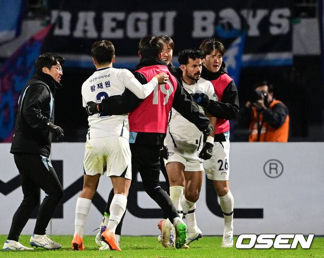 [OSEN=수원종합운동장, 조은정 기자]대구FC의 생존 도전은 아직 끝나지 않았다. 대구FC가 끝까지 포기하지 않는 투혼으로 귀중한 승점 1점을 챙겼다.대구FC는 2일 오후 4시 30분 수원종합운동장에서 열린 하나은행 K리그1 2025 35라운드(파이널B)에서 수원FC와 1-1로 비겼다.후반 대구FC 에드가 동점골 때 코너킥을 찬 세징야가 기뻐하고 있다. 2025.11.02 /cej@osen.co.kr