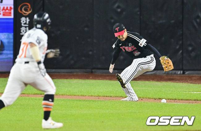 [OSEN=대전, 박준형 기자] 31일 대전 한화생명볼파크에서 2025 신한 SOL Bank KBO리그 포스트시즌 한국시리즈 5차전 한화 이글스와 LG 트윈스의 경기가 열렸다.이날 경기에 한화는 문동주를, LG는 톨허스트를 선발투수로 내세웠다. 3회말 무사 1,2루 한화 문현빈의 번트때 구본혁 3루수가 타구를 피하며 파울 만들고 있다.  2025.10.31 / soul1014@osen.co.kr