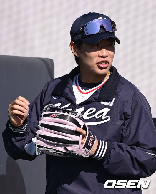 [OSEN=고양, 조은정 기자]류지현 감독이 이끄는 야구 대표팀이 3일 고양국가대표야구훈련장에서 훈련을 진행했다.대표팀은 4일부터 서울 고척스카이돔으로 장소를 옮겨 12일 출국 전까지 훈련한다. 2025 NAVER K-BASEBALL SERIES는 오는 8일과 9일 고척스카이돔에서 열리는 체코 대표팀과의 2경기로 시작되며 15일과 16일 양일에 걸쳐 도쿄돔에서 일본 대표팀과의 2경기가 예정되어 있다. 야구 대표팀 송성문이 훈련을 위해 그라운드에 들어서고 있다. 2025.11.03 /cej@osen.co.kr