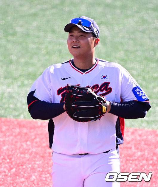 [OSEN=고양, 지형준 기자] 류지현 감독이 이끄는 야구대표팀이 2일 고양국가대표야구훈련장에서 소집, 첫 훈련을 진행했다.대표팀은 2일과 3일 고양국가대표야구훈련장에서 훈련을 진행하며, 4일부터는 서울 고척스카이돔으로 장소를 옮겨 12일&nbsp;출국 전까지 훈련한다. 2025 NAVER K-BASEBALL SERIES는 오는&nbsp;8일과 9일&nbsp;고척스카이돔에서 열리는 체코 대표팀과의 2경기로 시작되며&nbsp;15일과 16일 양일에 걸쳐 도쿄돔에서 일본 대표팀과의 2경기가 예정되어 있다.&nbsp;&nbsp;야구대표팀 한동희가 수비 훈련을 하고 있다. 2025.11.02 /jpnews@osen.co.kr