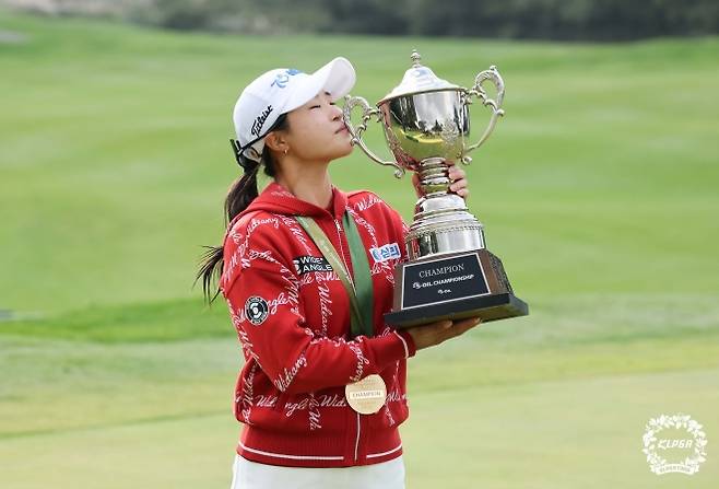 제주 출신의 고지원이 2일 엘리시안 제주에서 막을 내린 2025 한국여자프로골프(KLPGA) 투어 에쓰오일 챔피언십(총상금 10억원)에서 우승한 뒤 트로피에 입을 맞추고 있다. KLPGA 제공