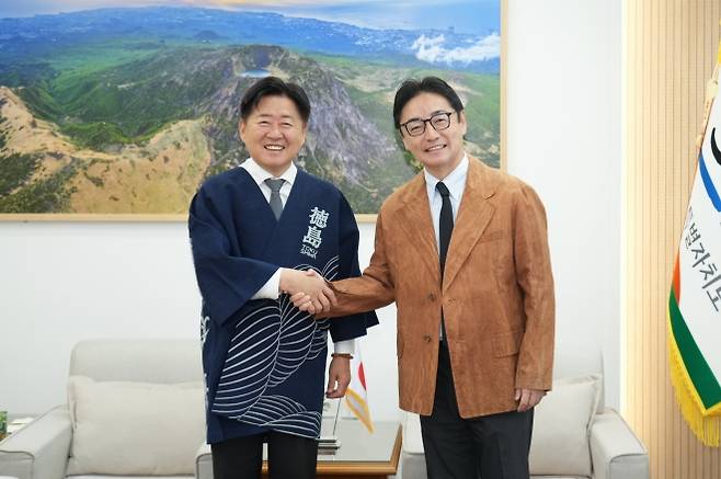 오영훈(왼쪽) 제주도지사와 일본 고토다 마사즈미 도쿠시마현 지사가 양 도시의 전통 염색옷을 선물받아 갈아입고 포즈를 취하고 있다. 제주도 제공