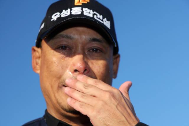 우승 확정 후 감격의 눈물을 흘리는 김재호. 사진 제공=KPGA