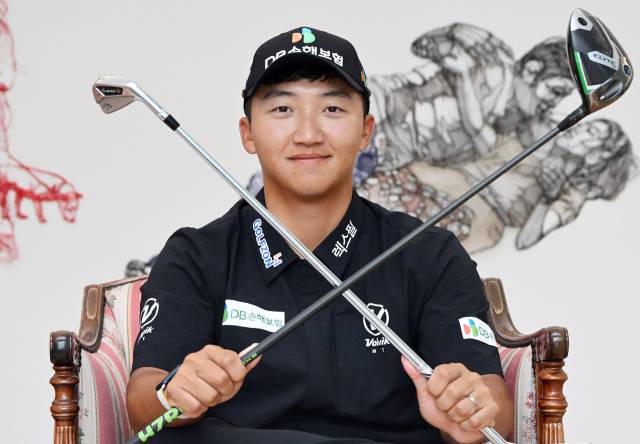 김홍택이 ‘이도류’ 별명에 어울리게 클럽 2개를 교차해 들고 포즈를 취하고 있다.