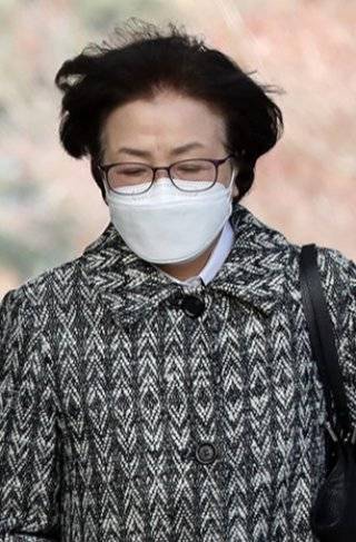 '환경부 블랙리스트' 의혹으로 기소된 김은경 전 환경부 장관이 2021년 2월 9일 서울 서초구 서울중앙지방법원에서 열린 선고공판에 출석하고 있다. 뉴스1