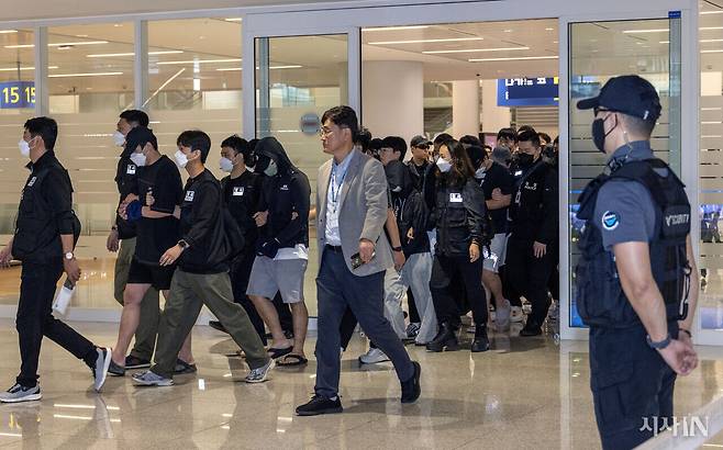 10월18일 캄보디아에 구금되어 있던 한국인 64명이 인천국제공항 제2터미널로 들어오고 있다.ⓒ시사IN 조남진