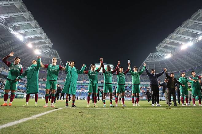 대전하나 선수들이 지난달 26일 K리그1 홈경기서 포항을 꺾은 뒤 승리의 세리머니를 하고 있다. 사진제공｜한국프로축구연맹