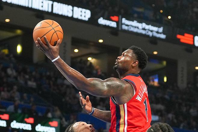 자이언 윌리엄슨이 3일 미국 오클라호마주 오클라호마시티의 페이컴 센터에서 열린 오클라호마시티 선더와 2025~2026 미국프로농구 정규리그 원정경기에서 슛하고 있다.   오클라호마시티 | AP연합뉴스