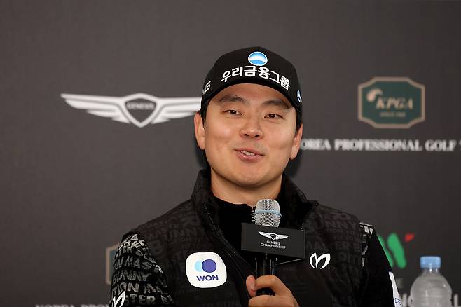 이정환이 지난달 26일 제네시스 챔피언십에서 우승한 뒤 인터뷰를 하고 있다. KPGA 제공