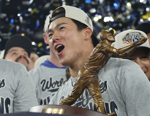 LA 다저스 야마모토 요시노부가 2일 WS MVP에 오른 뒤 트로피를 들고 환호하고 있다. UPI연합뉴스