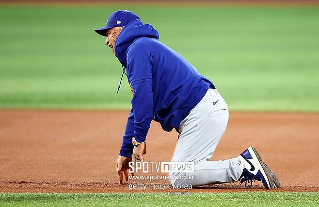 ▲ 김혜성과 달리기 내기 중 그라운드에 넘어져 웃고 있는 데이브 로버츠 감독. 프레디 프리먼은 월드시리즈 우승 후 이 장면이 팀 분위기를 바꿨고 이것이 월드시리즈 우승으로 이어졌다고 단언했다