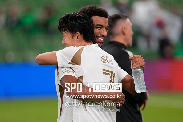 ▲ 손흥민의 활약이 빛났다. 손흥민은 전반 21분 환상적인 선제골로 팀에 리드를 안겼다. 이어 드니 부앙가에게 정확한 패스를 배달하며 어시스트를 적립했다. 이후 LAFC는 부앙가가 한 골을 더 추가했으며 에보비시의 쐐기골까지 묶어 한 골을 만회한 오스틴에 대승을 거뒀다.이로써 LAFC는 다음 라운드에서 밴쿠버 화이트캡스를 상대하게 됐다. 밴쿠버에는 바이에른 뮌헨의 전설 토마스 뮐러가 활약 중이다. 자연스레 손흥민 대 뮐러의 대결이 성사되며 축구 팬들의 이목을 끌고 있다.