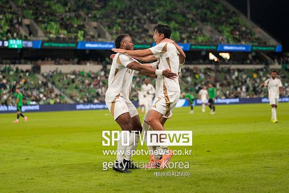 ▲ 손흥민의 활약이 빛났다. 손흥민은 전반 21분 환상적인 선제골로 팀에 리드를 안겼다. 이어 드니 부앙가에게 정확한 패스를 배달하며 어시스트를 적립했다. 이후 LAFC는 부앙가가 한 골을 더 추가했으며 에보비시의 쐐기골까지 묶어 한 골을 만회한 오스틴에 대승을 거뒀다.이로써 LAFC는 다음 라운드에서 밴쿠버 화이트캡스를 상대하게 됐다. 밴쿠버에는 바이에른 뮌헨의 전설 토마스 뮐러가 활약 중이다. 자연스레 손흥민 대 뮐러의 대결이 성사되며 축구 팬들의 이목을 끌고 있다.