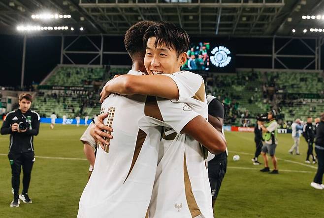 ▲ 손흥민은 LA 연고지 팀들의 승리에 자신도 모르게 동참하며, 축구뿐 아니라 스포츠 팬으로서의 면모까지 뽐냈다. 다저스타디움의 핫도그에 매료돼 월드시리즈 우승을 기뻐한 손흥민은 MLS컵 우승으로 LA 스포츠의 황금기를 만들 각오다. ⓒ LAFC