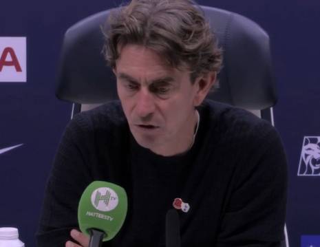 토마스 프랭크 토트넘 홋스퍼 감독이 첼시와 경기가 끝난 뒤 인터뷰에서 고개를 숙이고 발언하고 있다. /사진=영국 스카이스포츠 갈무리