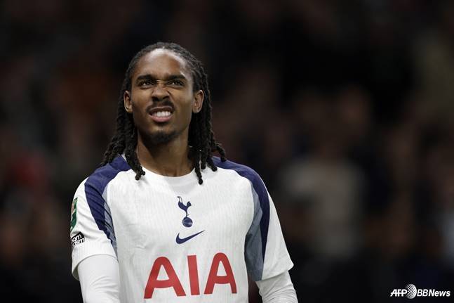 토트넘 홋스퍼 수비수 제드 스펜스가 얼굴을 찡그리고 있다. /AFPBBNews=뉴스1