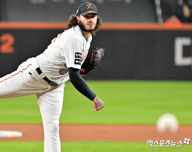 29일 오후 대전 한화생명 볼파크에서 열린 '2025 신한 SOL Bank KBO 한국시리즈' LG 트윈스와 한화 이글스의 3차전 경기, 1회초 한화 선발투수 폰세가 공을 힘차게 던지고 있다. 엑스포츠뉴스 DB
