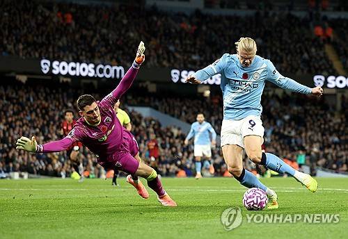 홀란은 챔피언스리그 리그 페이즈 3경기에서도 모두 득점포를 가동해 4골을 기록하고 있다. 공식전 13경기에서 17골을 터뜨리는 역대급 득점 페이스다.&nbsp;